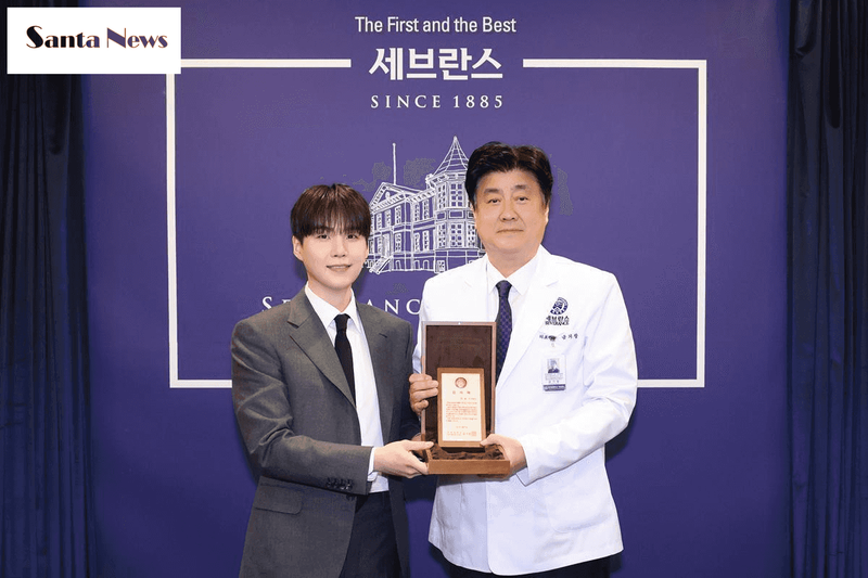 방탄소년단 슈가(왼쪽)와 금기창 연세의료원장이 기념 사진을 촬영하고 있다. (사진 :세브란스 제공)