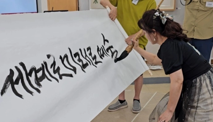 사람 2명 및 텍스트의 이미지일 수 있음