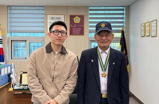 작년 12월 경북 포항시 통합보훈회관에서 포스텍 재학생 김민석(왼쪽)씨가 한국전쟁 참전용사 이춘술씨를 만나 기념사진을 찍고 있다. 김민석씨 제공