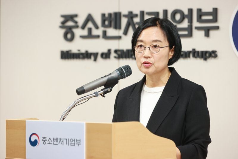 한성숙 중소벤처기업부 장관이 24일 세종 중소벤처기업부 청사에서 열린 취임식에서 취임사를 하고 있다. 중기부 제공
