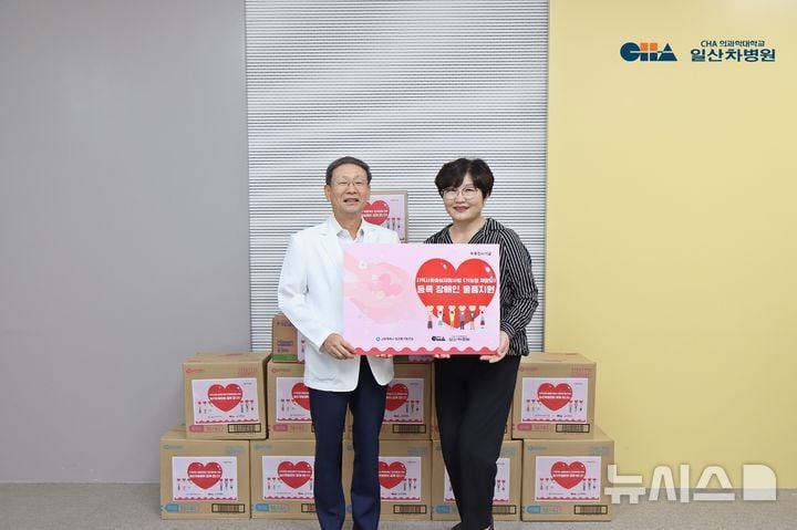 송재만 일산차병원장(왼쪽)과 홍효명 일산동구보건소장(오른쪽). 재활 지원 물품 전달식 사진제공 차병원