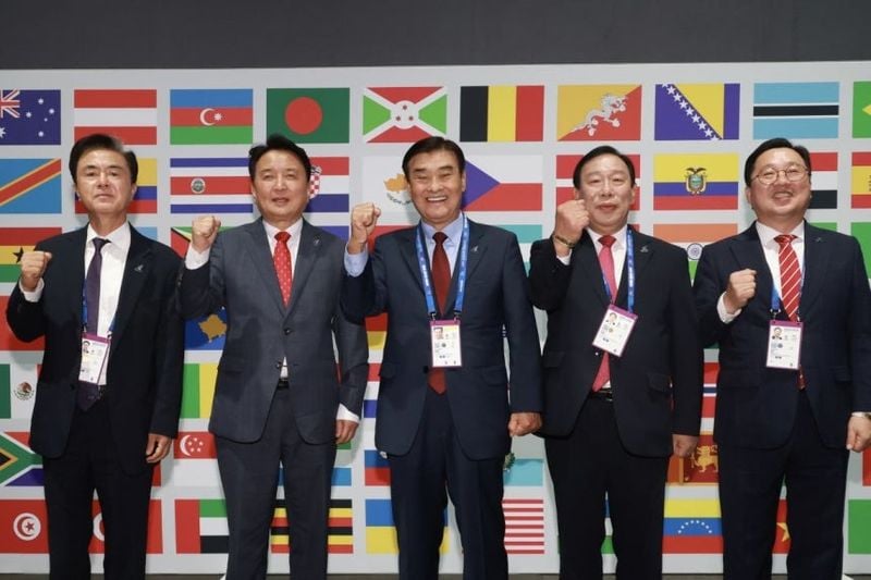 2027 충청유니버시아드대회 강창희 조직위원장과 김태흠 충남지사, 이장우 대전시장, 최민호 세종시장, 김영환 충북지사가 27일(현지시간) 독일 뒤스부르크 노드 환경공원에서 열린 2025라인루르하계유니버시아드대회 폐회식에 참석해 대회기를 인수한 수 성공 개최를 다짐하고 있다. 사진제공 충북도