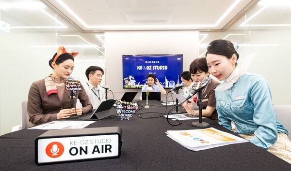 7월 30일 대한항공과 아시아나항공 임직원 20명이 서울 강서구 대한항공 본사에서 시각장애인 학교에 기부할 오디오북을 제작하기 위해 동화 8권을 녹음하고 있다. (사진제공 대한항공)