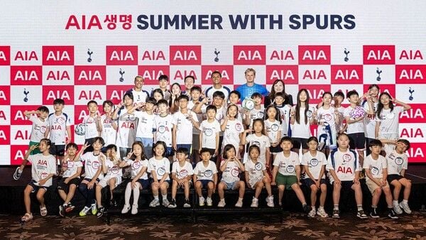 AIA생명은 지난 2일 서울 여의도 콘래드 호텔에서 영국프리미어리그(EPL) 축구팀 토트넘 홋스퍼와 ‘함께 즐기고, 함께 기부해요’ 행사를 진행했다. 사진은 행사에 참가한 어린이들과 함께 사진을 촬영 중인 토트넘 소속 축구 선수 4인. 왼쪽에서 오른쪽 방향으로 페드로 포로(Pedro Porro), 양민혁, 브레넌 존슨(Brennan Johnson), 안토닌 킨스키(Antonín Kinský). (사진제공 AIA생명)