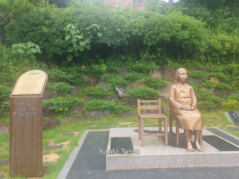 옛 일본영사관에 올라가는 입구에 소녀상이 자리하고 있다.(사진:성연주 기자)