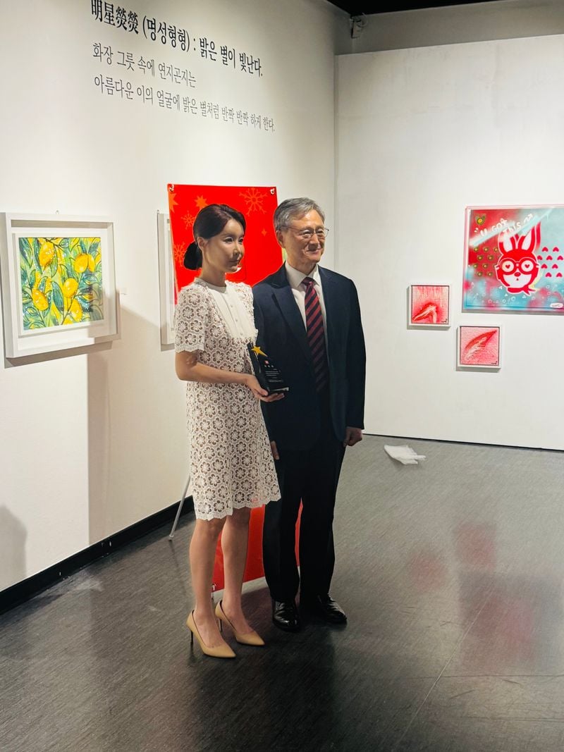 국제산타클로스협회 한국지부 남철희 회장(오른촉)과 이애라 부회장(왼쪽).