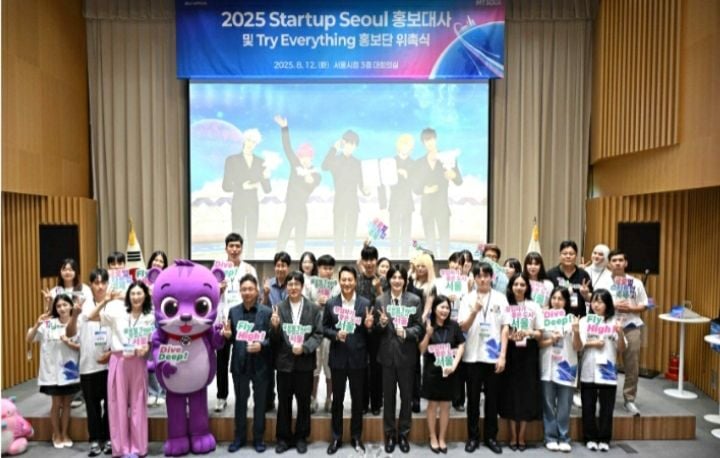 오세훈 서울시장이 12일(화) 오전 ‘2025 Startup Seoul 홍보대사 및 Try Everything 홍보단’ 위촉식에서 참석자들과 기념촬영 하고 있다