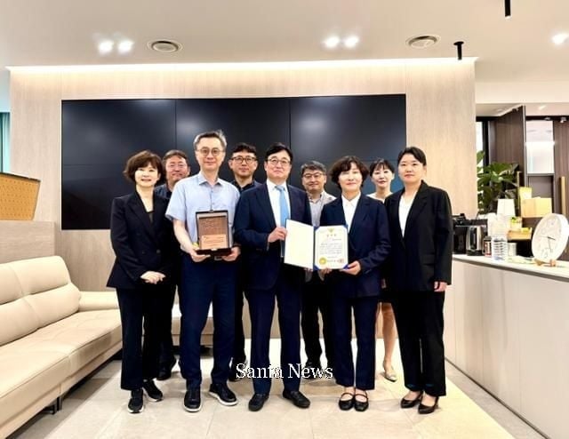 경찰이 14일 서울 서초구 대한피부과학회 사무실에서 청소년 무료 문신 제거 지원 사업인 '사랑의 지우개' 10주년 기념식을 열었다. 기념식 후 참여 병원들에 대한 감사패 수여와 기념 촬영이 이어졌다. [사진 경찰청 제공]
