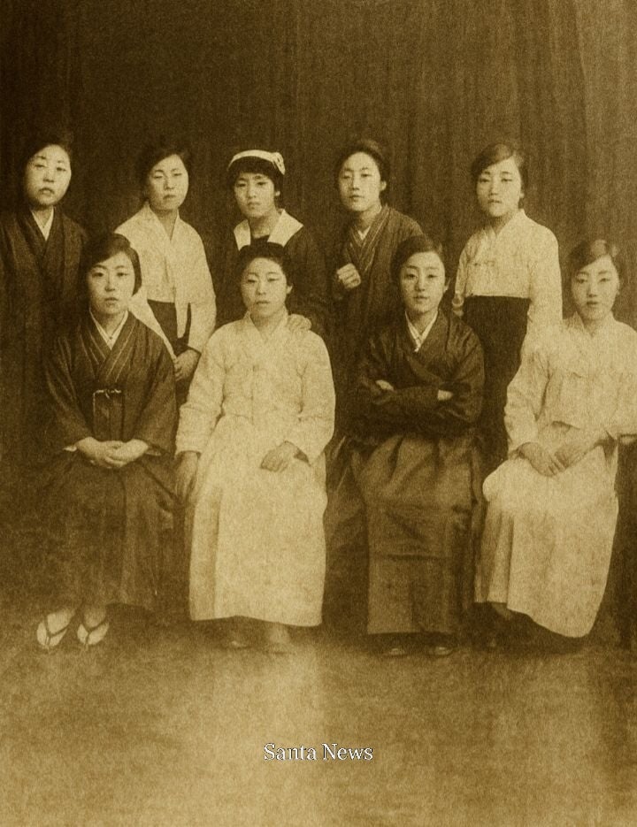 1921년 일본 동경여자의학전문학교 졸업 기념사진. 앞줄 왼쪽에서 두 번째가 현덕신 선생이다. [AI 생성 이미지]