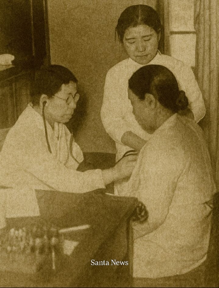 광주 최초의 여의사인 현덕신 선생이 현덕신병원에서 진료를 보고 있다. [AI 생성 이미지]