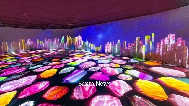 13일 서울 종로구 국립고궁박물관 특별전 '창덕궁의 근사한 벽화' 전시장에 '총석정절경도'를 소재로 한 몰입형 미디어아트가 재생되고 있다. [사진제공  국립고궁박물관] 