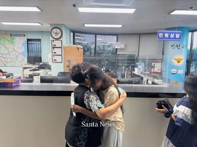 등록금 봉투 찾아준 시민과 유학생. [사진제공 부산 남부경찰서]