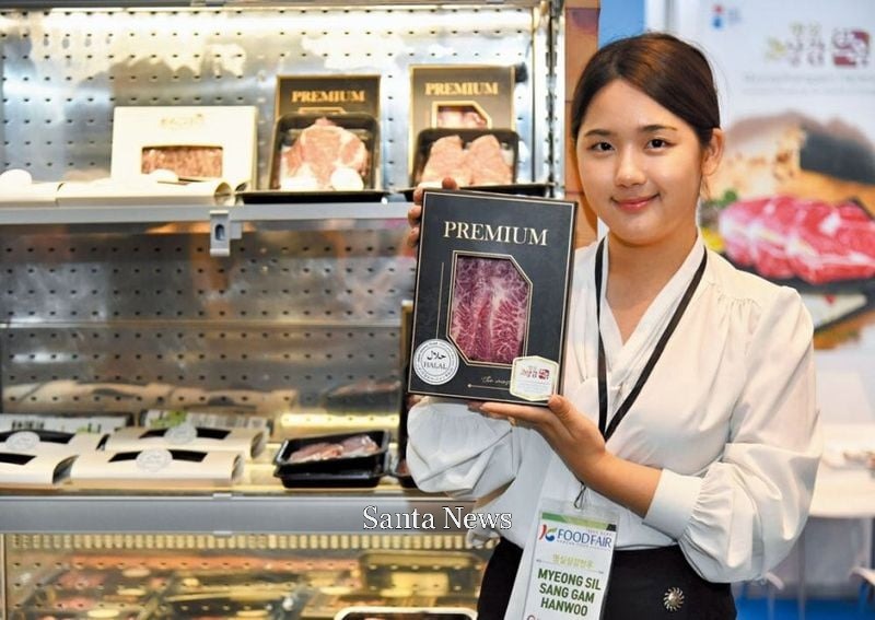 지난 6월 17일 열린 두바이 케이푸드페어(K-FOOD FAIR)에서 행사 관계자가 할랄 인증 한우를 들어보이고 있다. /한국농수산식품유통공사(aT) 제공원본보기 지난 6월 17일 열린 두바이 케이푸드페어(K-FOOD FAIR)에서 행사 관계자가 할랄 인증 한우를 들어보이고 있다. [사진제공 한국농수산식품유통공사(aT)]