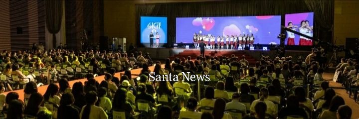 어린이들의 무대 공연과 개막식 진행이 펼쳐지고 있는 영화제 현장 [퍼블릭 도메인] 