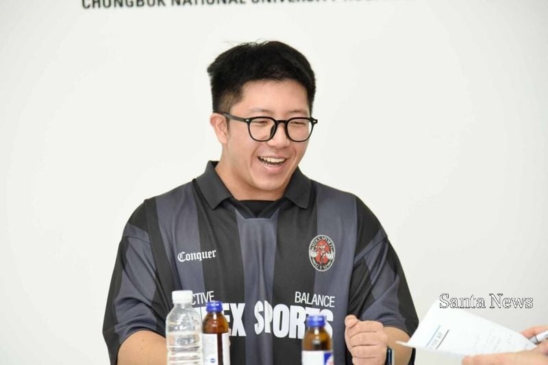 이준영씨가 5년여간 모은 헌혈증서 100장을 충북대병원에 기부하며 환하게 웃고 있다. [사진제공 충북대병원]
