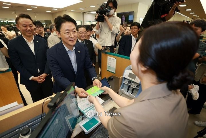 권대영 금융위원회 부위원장이 1일 오전 예금보호한도 1억원 시행 첫 날 서울 중구 하나은행 본점 영업점을 방문해 직접 시연 및 소상공인 예금자가 직접 예금상품에 가입하면서 예금자 보호제도에 대한 은행 직원의 설명을 청취했다.(사진=금융위원회 제공) [출처] 대한민국 정책브리핑 (www.korea.kr)