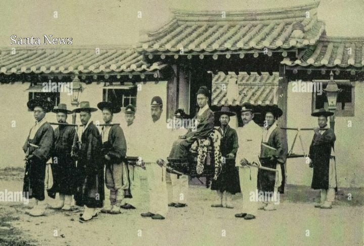조선시대 양반 계층이 입었던 한복을 보여주는 역사적인 사진