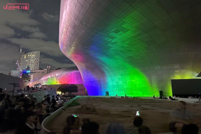 DDP 광장뿐만 아니라 각자 원하는 곳에 자리 잡아 전시를 감상 중이다. ©김진호