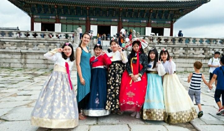 서울 경복궁 앞을 배경으로 관광객들이 한복을 입고 사진을 찍는 모습 [퍼블릭 도메인]