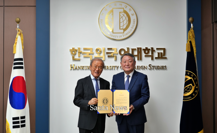 윤윤수 미스토홀딩스 회장(왼쪽)과 박정운 총장이 발전기금 기부 증서와 함께 기념사진을 촬영하고 있다. [사진제공 한국외국어대학교]