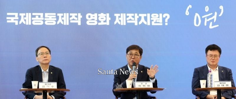 최휘영 문화체육관광부 장관이 4일 서울 서대문구 모두예술극장 모두라운지에서 취임 한 달을 계기로 출입기자 간담회를 갖고 문체부 정책설명을 하고 있다. [사진제공 문화체육관광부]