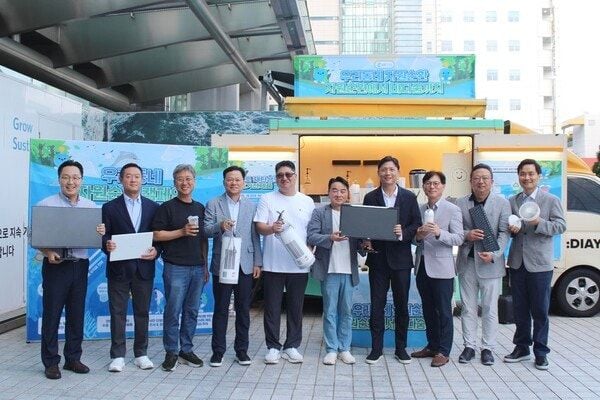 허서홍 GS리테일 대표(오른쪽에서 4번째)를 비롯한 임원 및 GS25 가맹 경영주 등이 3일 GS타워에서 열린 폐전자제품 수거 행사에 참여해 기념 사진을 찍고 있다. [사진제공  GS리테일]