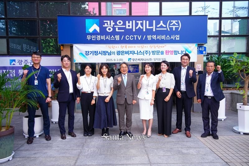 강기정 광주광역시장이 지난 2일 오전 동구 광은비즈니스㈜ 를 방문해 ‘초등학부모 10시 출근제’ 혜택을 받고 있는 직원들과 대화를 나눈 뒤 기념촬영을 하고 있다./광주광역시 제공