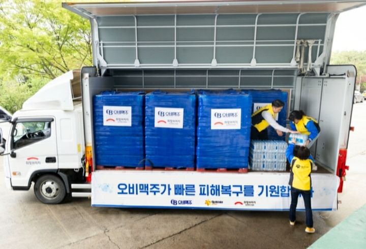 오비맥주가 강릉 가뭄 피해 지역 주민을 돕기 위해 생수 1만780병을 긴급 지원한다.[사진제공:오비맥주]  