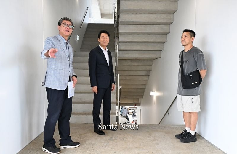 서울시 건축상 대상작 '코어해체시스템' 둘러보는 오세훈 시장 [사진제공 서울시]