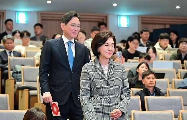 지난해 10월 이재용(왼쪽) 삼성전자 회장과 홍라희 전 삼성미술관 리움 관장이 서울 종로구 서울대병원 어린이병원에서 열린 소아암·희귀질환 지원사업단 행사에 참석한 모습. [삼성전자 제공]