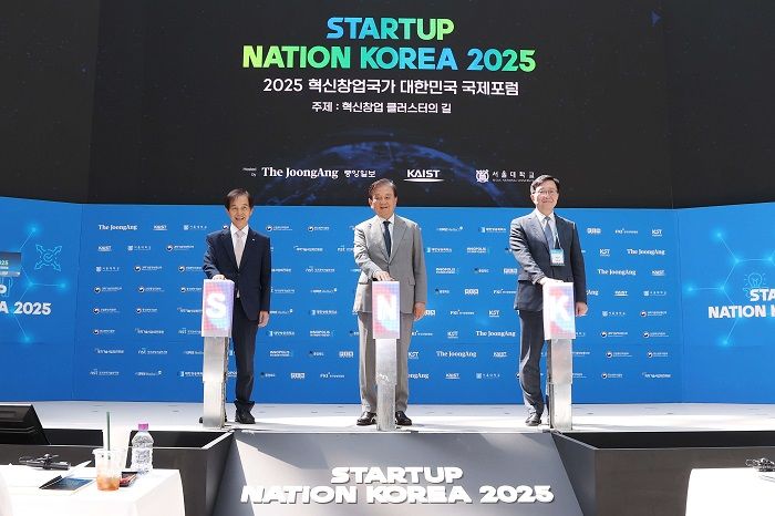(왼쪽부터)이광형 KAIST총장,홍석현 중앙홀딩스 회장, 유홍림 서울대 총장