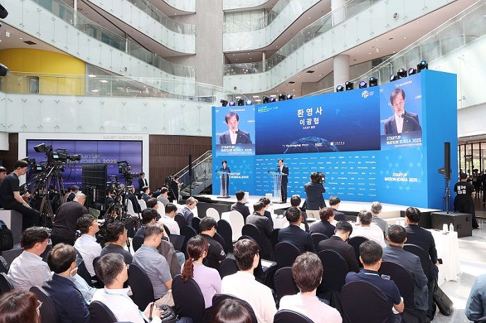 이광형 총장이 창업국가 포럼에서 환영사하는 장면