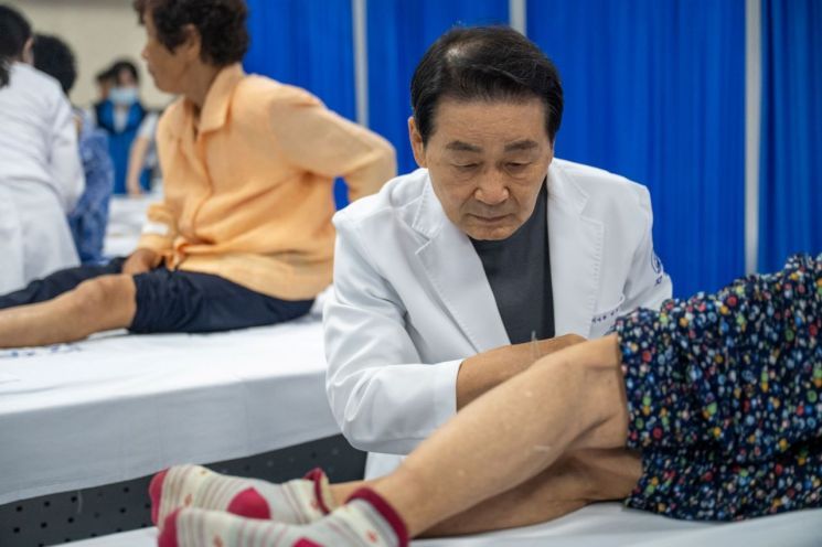 박병모 자생의료재단 이사장이 11일 전북 임실군 오수면에 위치한 오수면행정복지센터 침 치료를 하고 있다. [사진제공 자생의료재단]