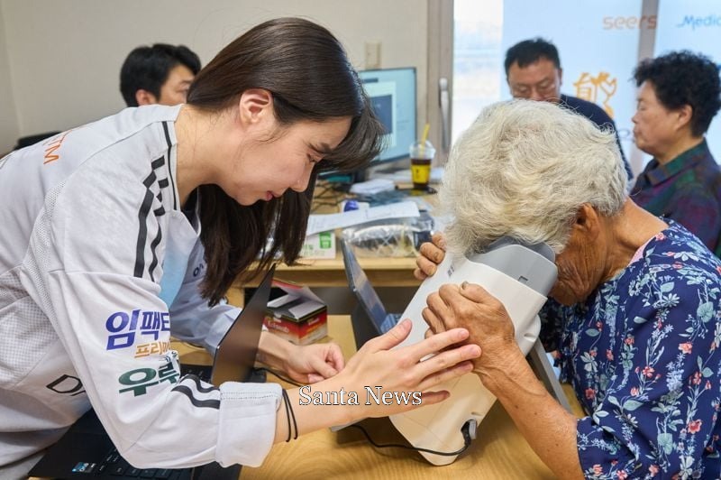 대부도 주민이 인공지능(AI) 실명질환 진단 솔루션 '위스키'와 안저카메라 '옵티나 제네시스'를 활용해 안저 상태를 확인하고 있다. [사진제공 대웅제약] 