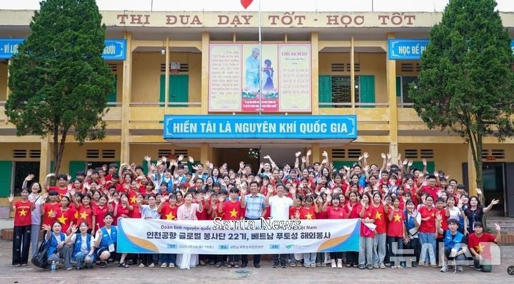  인천국제공항공사 신가균 경영본부장(앞줄 가운데)을 포함한 봉사단원들이 베트남 현지 중학교에서 한국문화 교육활동을 진행한 후 학생 및 관계자들과 기념촬영을 하고 있는 모습. [사진제공  인천국제공항공사] 