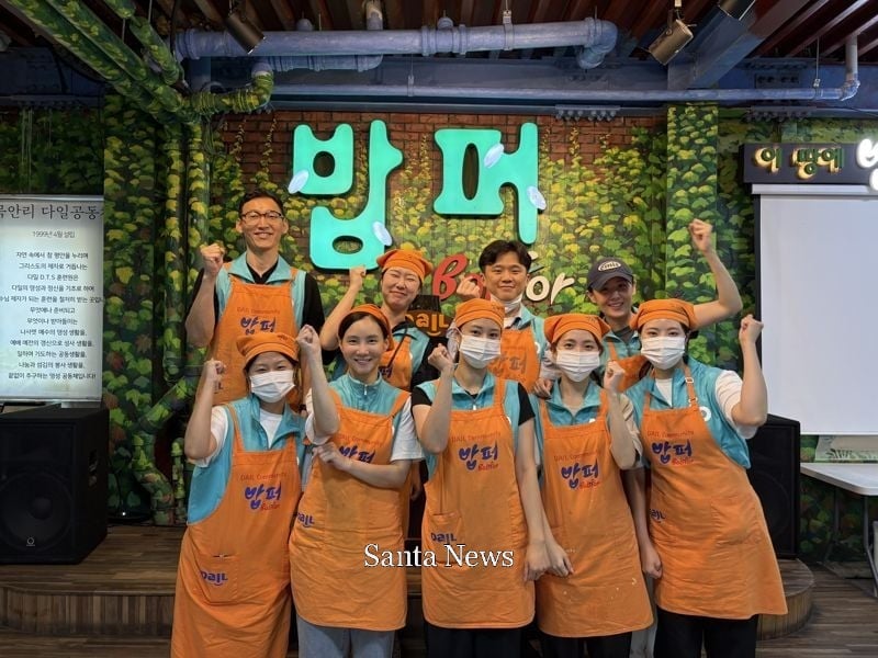 에어서울 임직원들이 지난 11일 서울 동대문구 '밥퍼나눔운동본부'에서 무료 급식 봉사활동을 진행한 뒤 기념촬영을 하고 있다. [사진제공 에어서울]