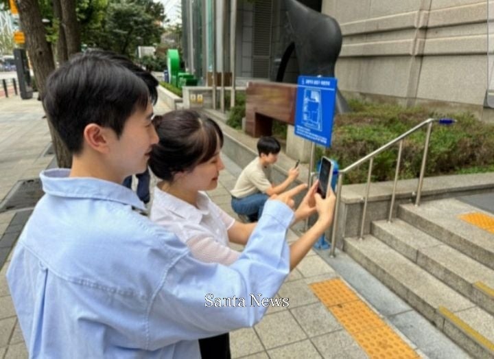 SK이노베이션 계열 구성원들이 지난 14일 로드메이커 활동에 참여해 사진을 촬영하고 있다. [사진제공 SK이노베이션]