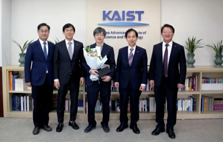 김진수 카이스트 공학생물대학원 교수(가운데)가 주식 기부를 약정한 뒤 대학 관계자들과 기념 촬영을 하고 있다. [사진제공 카이스트]
