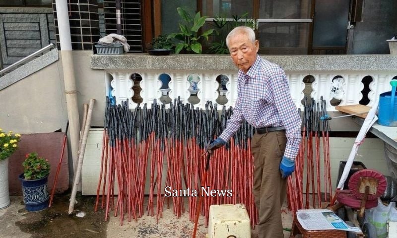 명아주 지팡이 ‘청려장’ 만들어 선물하는 최규택씨. [사진제공 영동군] 