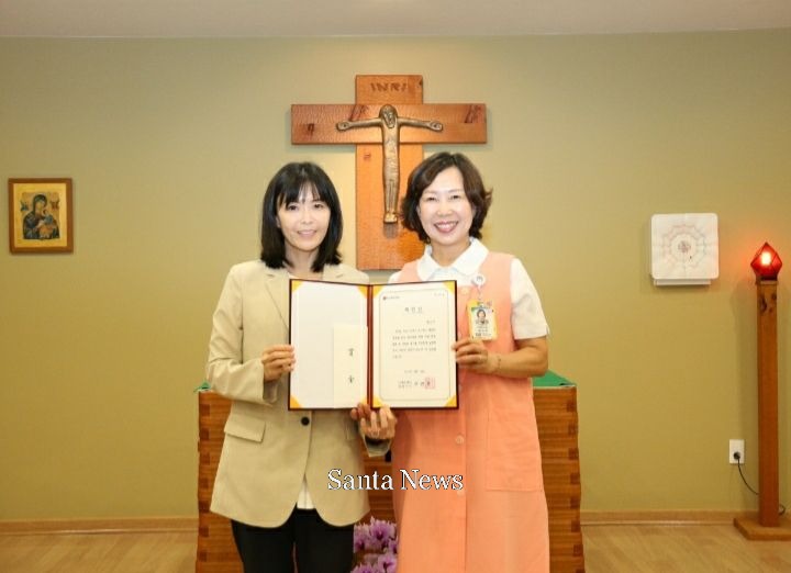 LG복지재단 구연경 대표이사와 예은주 봉사자(오른쪽) [사진제공 서울성모병원]