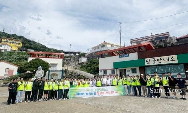 그린닥터스 정근 이사장(왼쪽)이 경남 통영 매물도를 방문해 주민들을 대상으로 진료를 하고 있다.(기사제공  그린닥터스)
