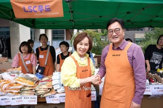 20일 대한상의 여성기업위원회 2025 사랑의 친구들 바자에서 우원식 국회의장과 정기옥 대한상의 여성기업위원회 위원장이 사랑의 친구들 바자회에 참석해 자원봉사를 하고 있다. [사진제공 대한상공회의소 여성기업위원회]