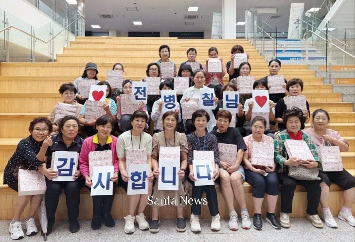 한기대 조리사와 미화원 등이 15년째 전병칠 졸업 동문으로부터 편지와 바디케어 선물세트를 받자 감사의 메시지를 보내고 있다.[사진제공 한기대]