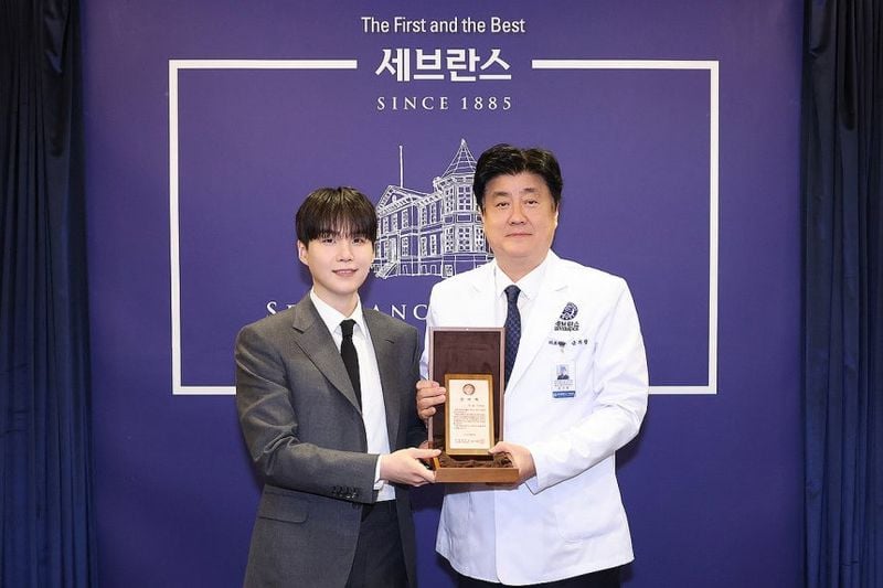 그룹 방탄소년단(BTS)의 슈가(왼쪽)와 금기창 연세의료원장이 기념 촬영하는 모습. 2025.6.23 [세브란스병원 제공]