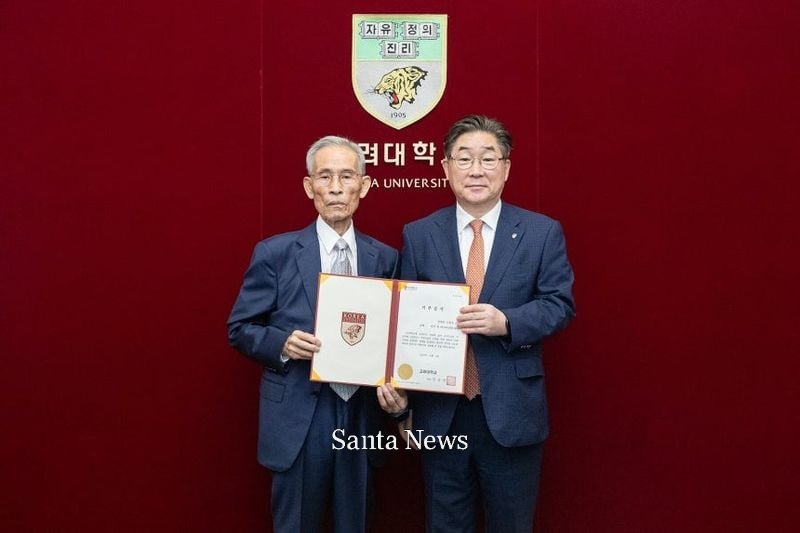 독지가 민영인씨(왼쪽)와 김동원(오른쪽) 고려대 총장이 2일 오전 고려대 본관 총장실에서 기부증서를 들고 있다. 민씨는 이날 자연계 중앙광장 건립기금으로 고려대에 1억원을 기부했다.[사진제공고려대]