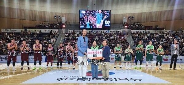 지난 27일 경기 용인실내체육관에서 열린 ‘2025 희망의씨앗과 스타와 함께하는 희망농구 자선경기’를 마친 후 인천세종병원 민길현 행정부원장(사진 가운데)이 (사)한기범희망나눔 한기범 회장(왼쪽)·이한범 이사장(오른쪽)으로부터 후원금을 전달받으며 기념 촬영하고 있다. [사진제공 인천세종병원] 