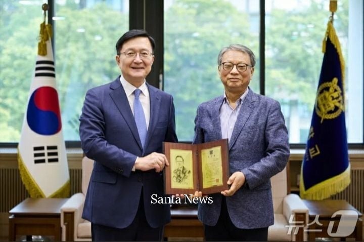 지난달 22일 (왼쪽) 서울대 총장이 서울대 관악캠퍼스에서 우종수 전 포스코교육재단 이사장에게 감사패를 전달하고 있다. [사진 제공 서울대]