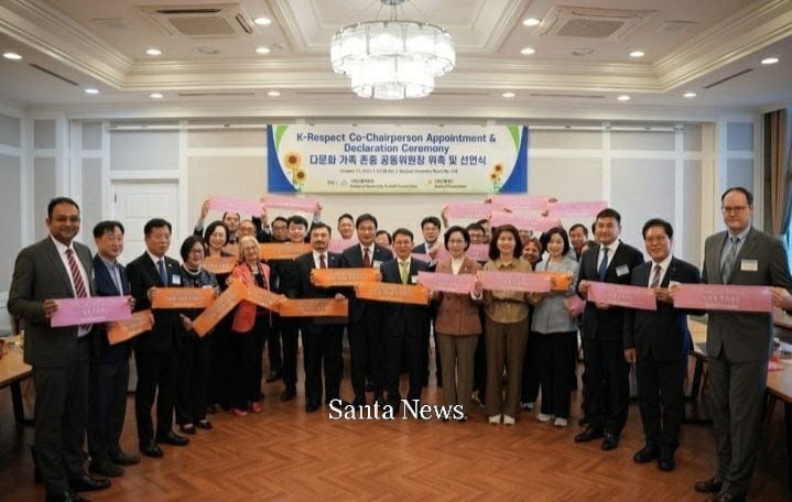 국회 본관에서 열린 K-리스펙 캠페인 현장에서 관계자들이 선언식을 하고 있다. [사진제공 선플재단]