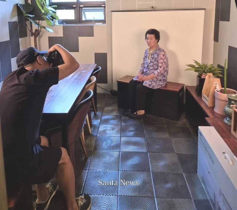 울릉군 북면 지역사회보장협의체가 75세 이상 저소득 독거어르신 12가구를 대상으로 ‘장수사진 촬영 지원사업’을 진행해 어르신들에게 따뜻한 추억을 선물했다.[사진제공 울릉군]