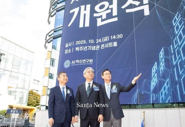 24일 서울 서대문구 연세대 AI혁신연구원을 둘러보고 있는 임문영(왼쪽부터) 국가인공지능전략위원회 부위원장, 윤동섭 연세대 총장, 임일 AI혁신연구원 부원장 [사진 제공 연세대]